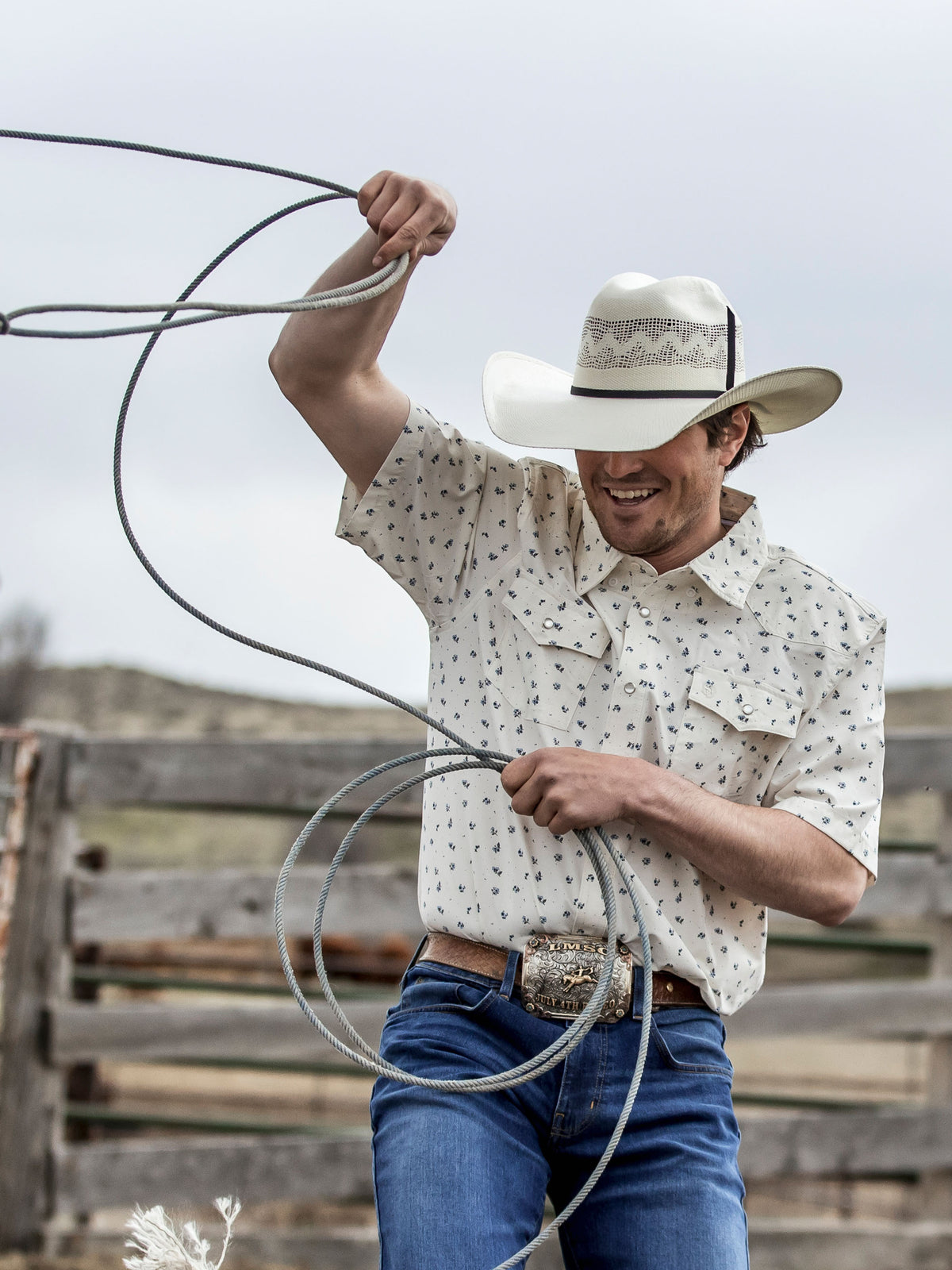 Short-sleeve pearl snap western shirt with light speckled print