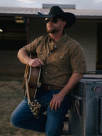 Men’s western short sleeve shirt in patterned tan with pearl snaps and two chest pockets.