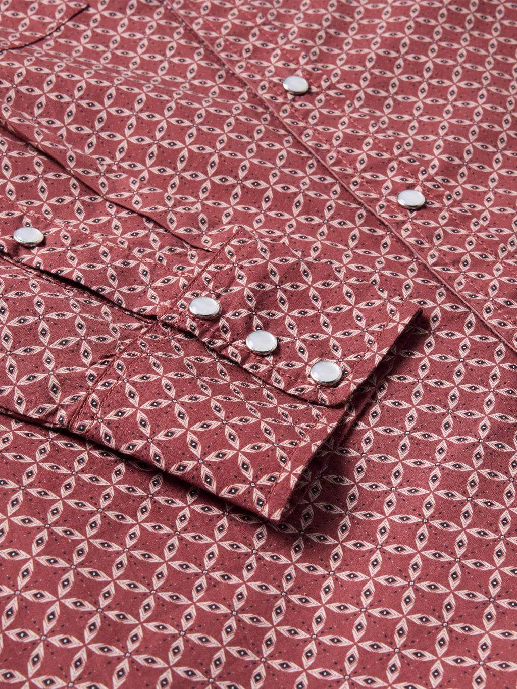 Cotton snap shirt in dark red with geometric pattern, two front pockets with snap buttons.
