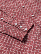 Cotton snap shirt in dark red with geometric pattern, two front pockets with snap buttons.