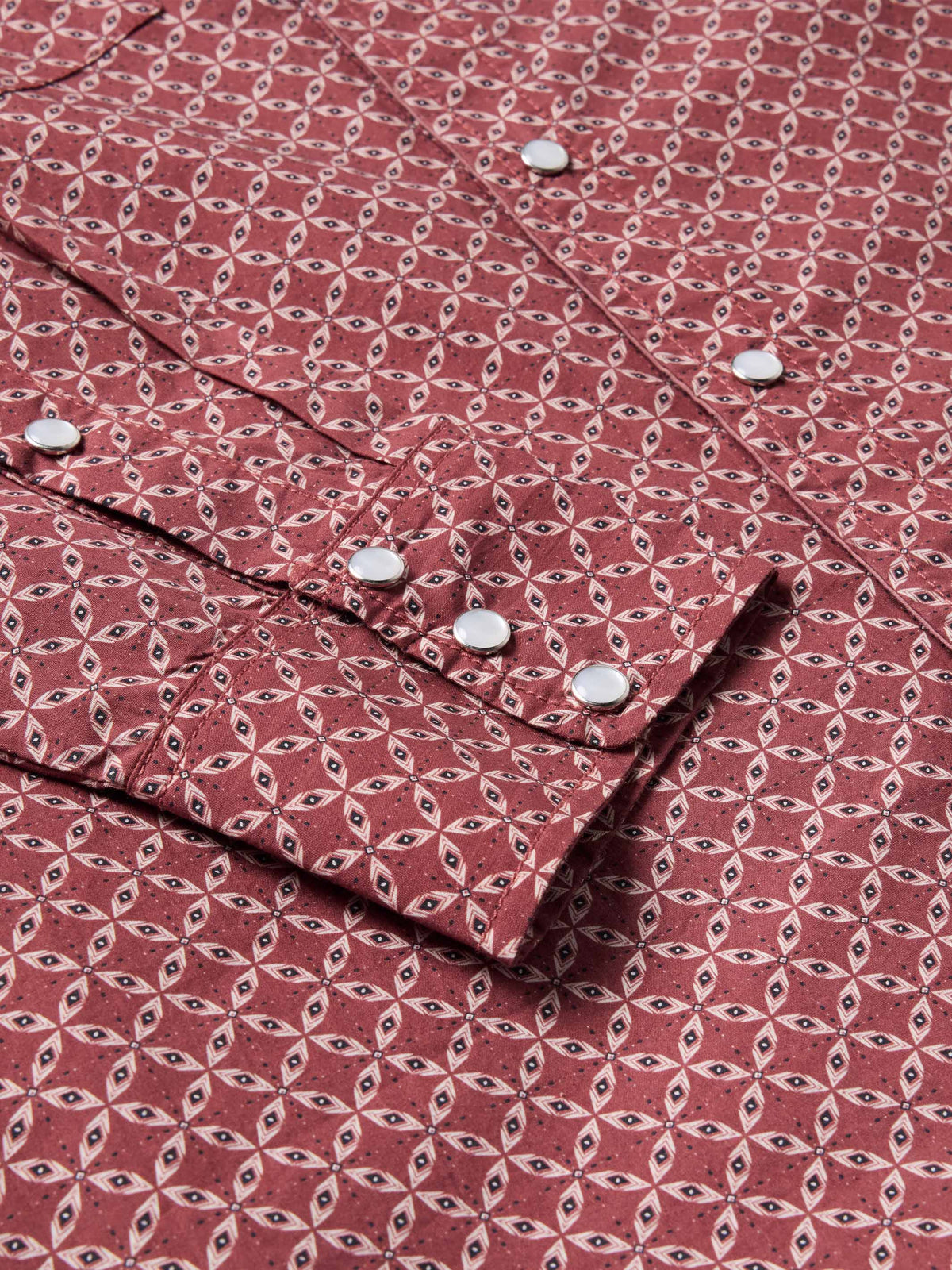 Cotton snap shirt in dark red with geometric pattern, two front pockets with snap buttons.