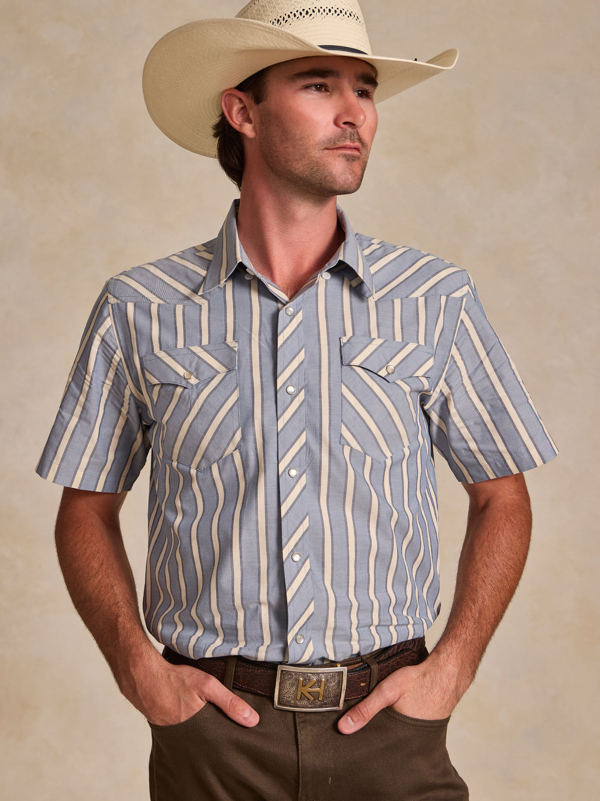 Men’s blue-and-white striped short-sleeve pearl snap western shirt with yoke pockets