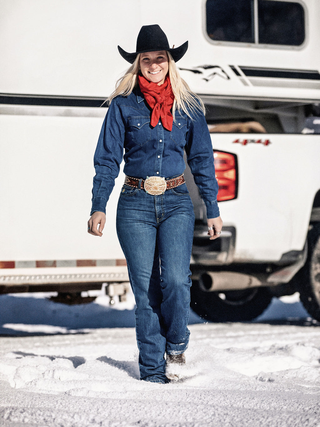 Women's medium-indigo denim pearl-snap western shirt with long sleeves and two chest pockets