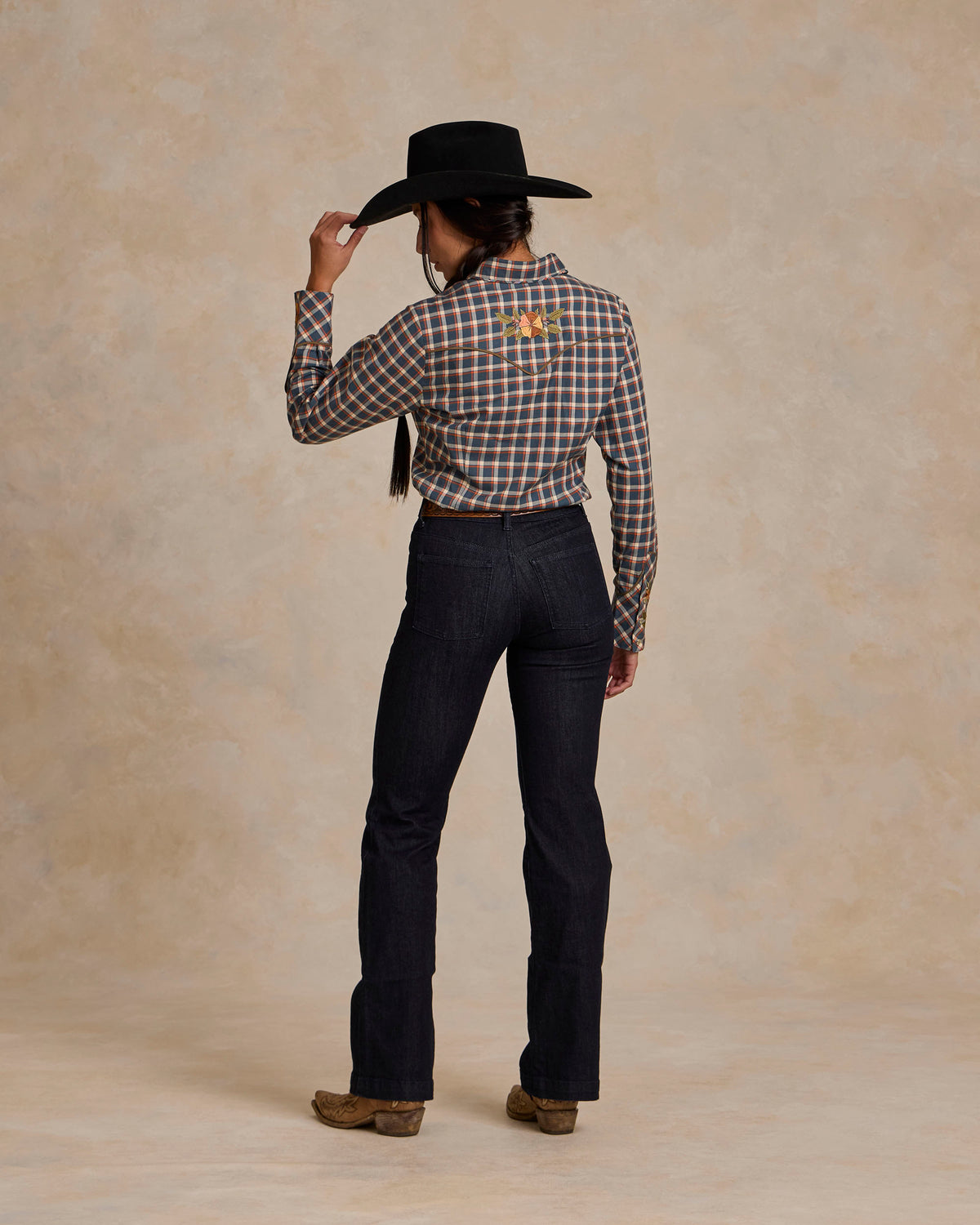 Embroidered snap shirt in blue and orange plaid, long sleeves, western-style yoke