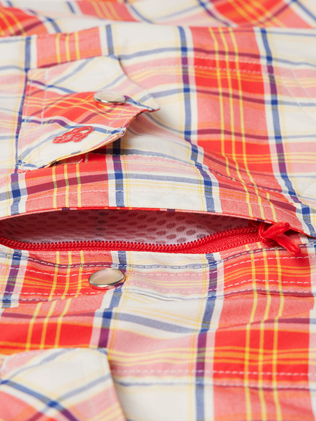 Women's western snap shirt with open inner placket and metal snap at seam